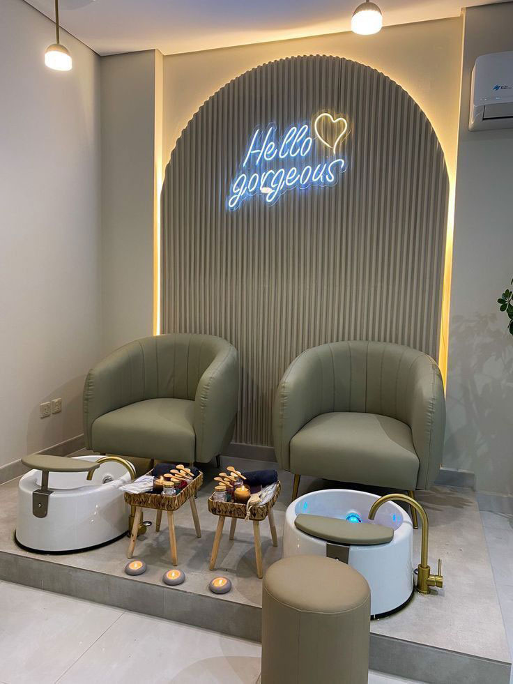 đèn trang trí chữ tiệm nails