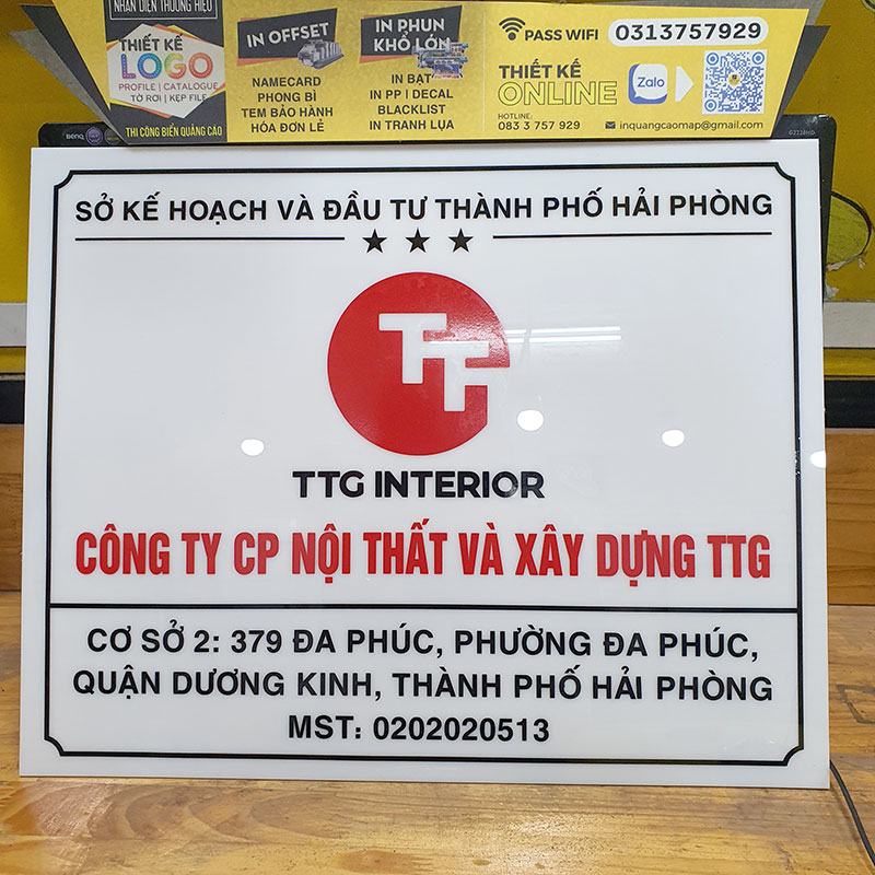 Biển công ty mica trong thi công nhanh