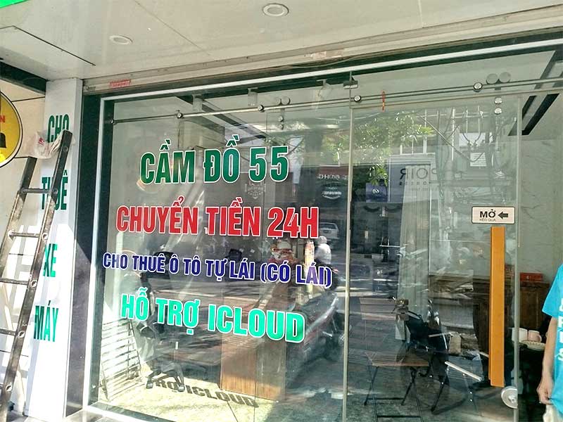 cắt d&aacute;n chữ decal vi t&iacute;nh tr&ecirc;n k&iacute;nh
