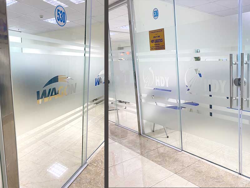 Cắt decal mờ trang tr&iacute; k&iacute;nh