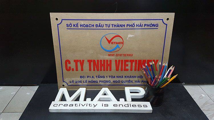 Biển trụ sở công ty mica trong bảng hiệu đẹp
